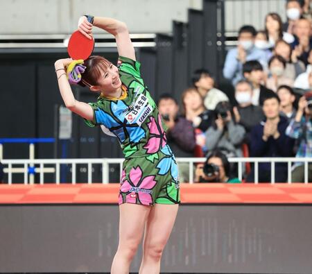 優勝しおどける早田ひな（撮影・金田祐二）