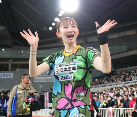 優勝し声援に応える早田ひな（撮影・金田祐二）