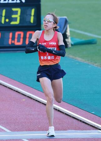 逆転許して３位の鈴木優花は悔しさにじむ　レース直後にタオルで顔を覆う　自己ベスト更新で「いいことも悪いことも前向きに」