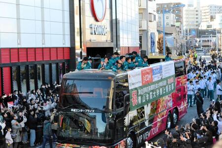 　箱根駅伝の優勝パレードを行った青学大