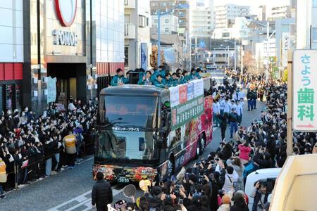 　３万人のファンが集まった青学大の優勝パレード