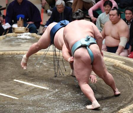 　琴勝峰（手前）にはたき込みで敗れた玉鷲（撮影・開出牧）