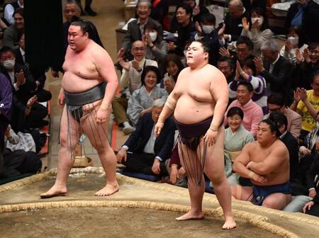 【写真】ともえ戦の順番を決める豊昇龍＆王鵬＆金峰山　土俵下に金八先生