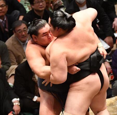 　琴桜（右）を寄り切りで破った豊昇龍（撮影・開出牧）