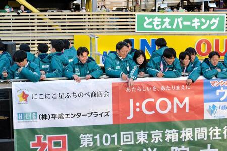 　箱根駅伝の優勝パレードを行った青学大の原監督（中央）、右隣は美穂夫人