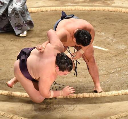 　王鵬（手前）を寄り倒しで破り優勝を決める豊昇龍（撮影・開出牧）