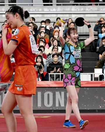 　女子シングルス決勝で、張本美和（手前）を破り笑顔でガッツポーズする早田ひな（右）