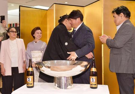 　祝勝会で豊昇龍（中央左）と抱き合い祝福する立浪親方。左から母・ナルマンダフさん、おかみさん、右端は父・スガラグチャーさん（撮影・開出牧）