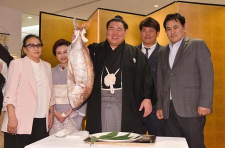 　祝勝会で鯛を手に会心の笑みを浮かべる豊昇龍（中央）。左から母・ナルマンダフさん、おかみさん、立浪親方、父・スガラグチャーさん（撮影・開出牧）