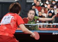 　平野美宇と対決する伊藤美誠＝東京体育館（撮影・金田祐二）