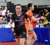 張本美和（奥）に敗れがっくりの伊藤美誠（撮影・金田祐二）