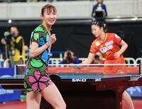 　張本美和（右奥）からポイントを奪い笑顔の早田ひな（撮影・金田祐二）