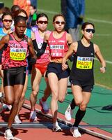 ペースメーカーの直後につける鈴木優花（右から２人目）と松田瑞生（同３人目）＝撮影・石湯恒介