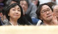 砂かぶりで観戦する武田鉄矢（右）と川上麻衣子（撮影・佐藤厚）