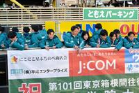 　箱根駅伝の優勝パレードを行った青学大の原監督（中央）、右隣は美穂夫人