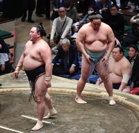 　琴勝峰（右）にはたき込みで敗れた玉鷲（撮影・開出牧）