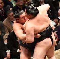 　琴桜（右）を寄り切りで破った豊昇龍（撮影・開出牧）