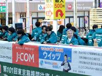 　青学大の優勝パレードで沿道のファンを見つめる太田蒼生（中央）