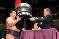 　石破茂首相（右）から総理大臣盃を授与される豊昇龍（撮影・佐藤厚）