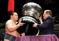 　石破茂首相（右）から総理大臣盃を授与される豊昇龍（撮影・佐藤厚）