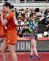 　女子シングルス決勝で、張本美和（手前）を破り笑顔でガッツポーズする早田ひな（右）