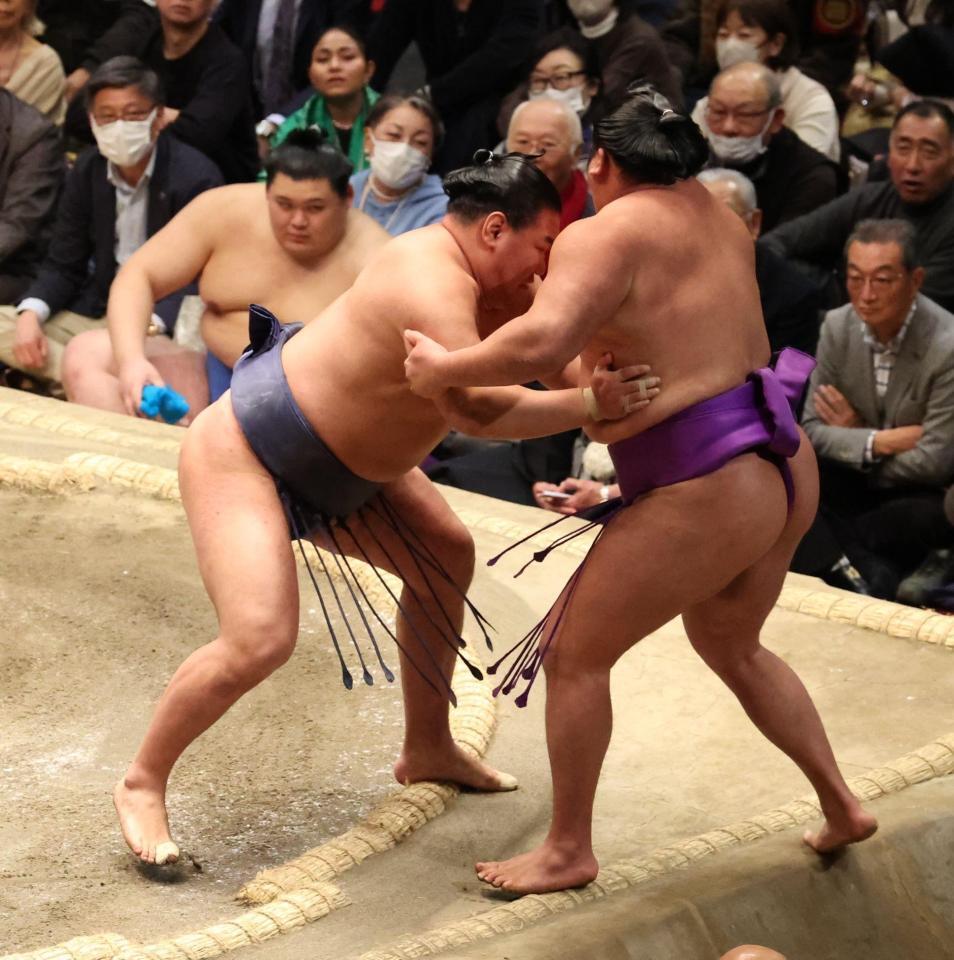 　尊富士（右）を寄り切りで下す豊昇龍