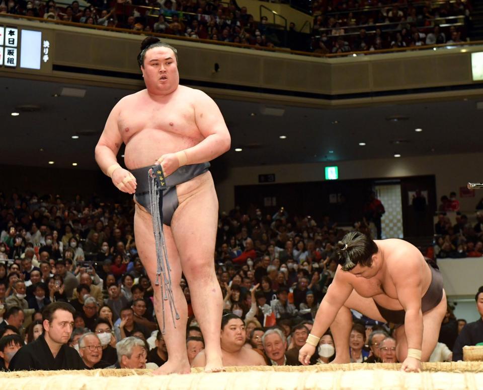 　霧島（右）をすくい投げで破り２敗を守った金峰山（撮影・佐藤厚）