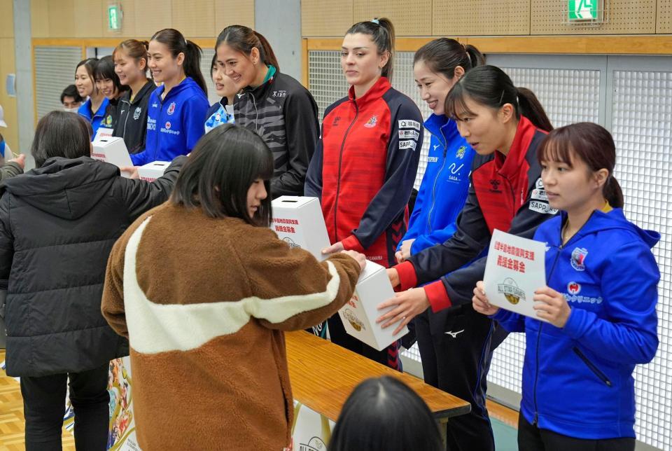 バレーＳＶリーグ女子のオールスター戦を前に、募金活動をする出場選手たち