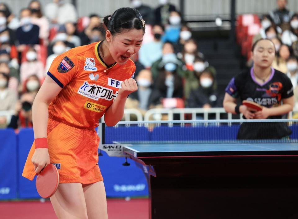 伊藤美誠（右奥）を破り決勝進出の張本美和（撮影・金田祐二）