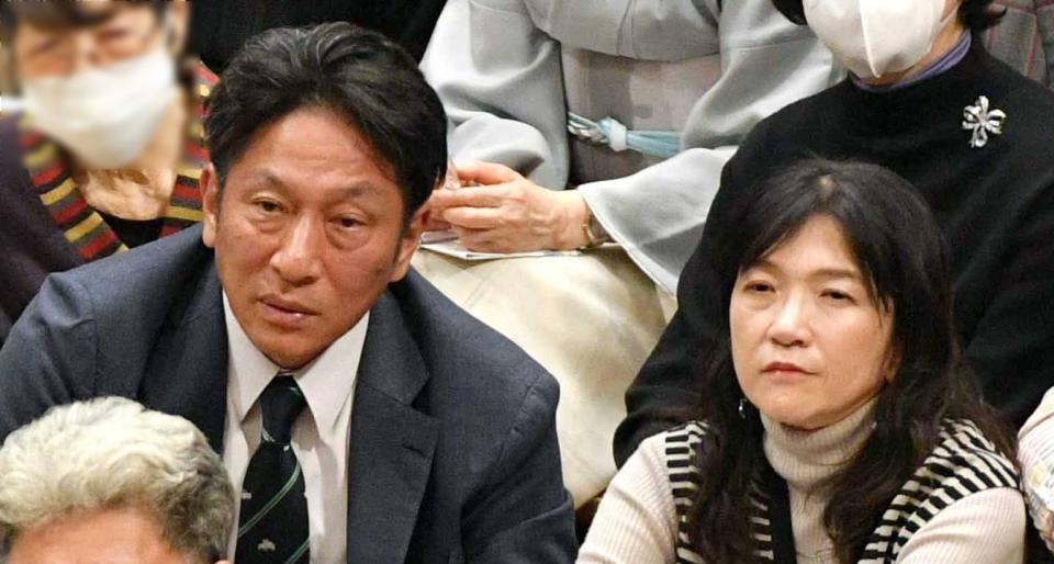 観戦する青学大の原晋監督と美穂夫人＝２３日