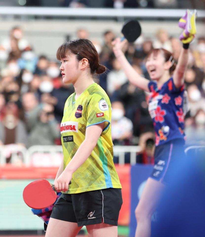 女子シングルス準決勝で早田ひな（後方）に敗れた大藤沙月　