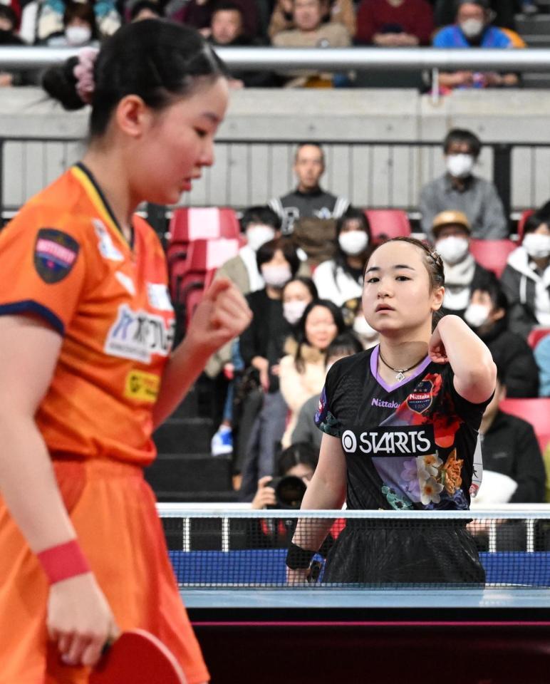 張本美和（手前）との女子シングルス準決勝で失点し、渋い表情を見せる伊藤美誠
