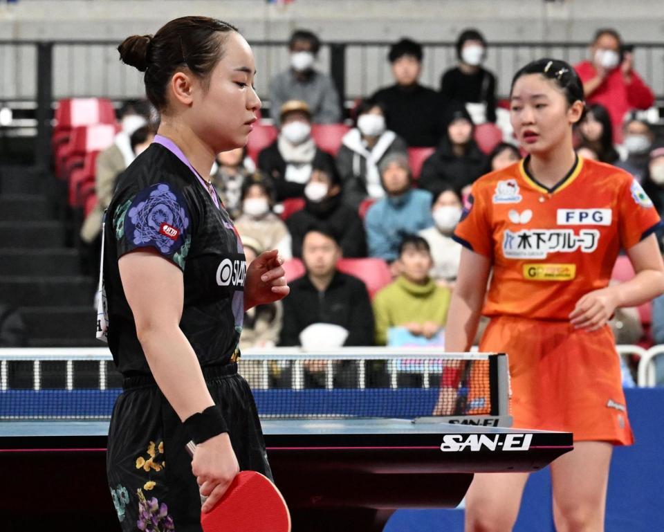女子シングルス準決勝で、張本美和にポイントを決められ渋い表情の伊藤美誠（左）