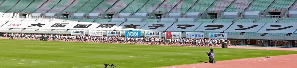 トラックを周回する選手たち（撮影・石湯恒介）