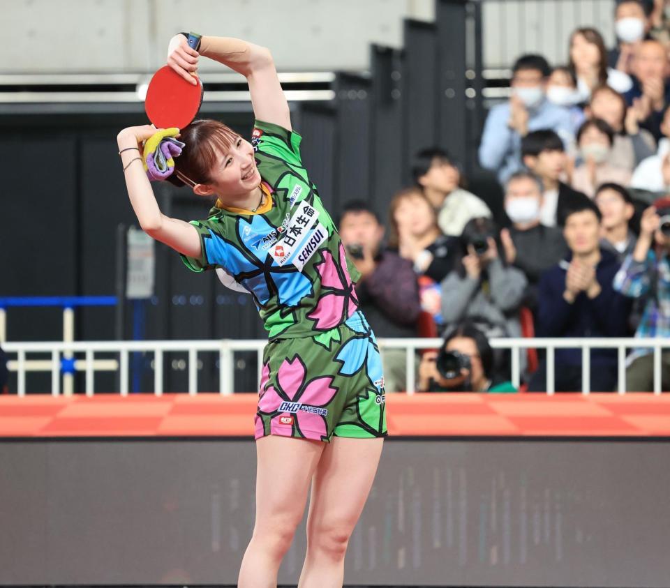 優勝しおどける早田ひな（撮影・金田祐二）