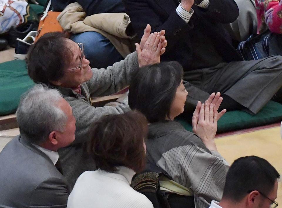 砂かぶりで相撲観戦する武田鉄矢（左）と川上麻衣子（撮影・開出牧）