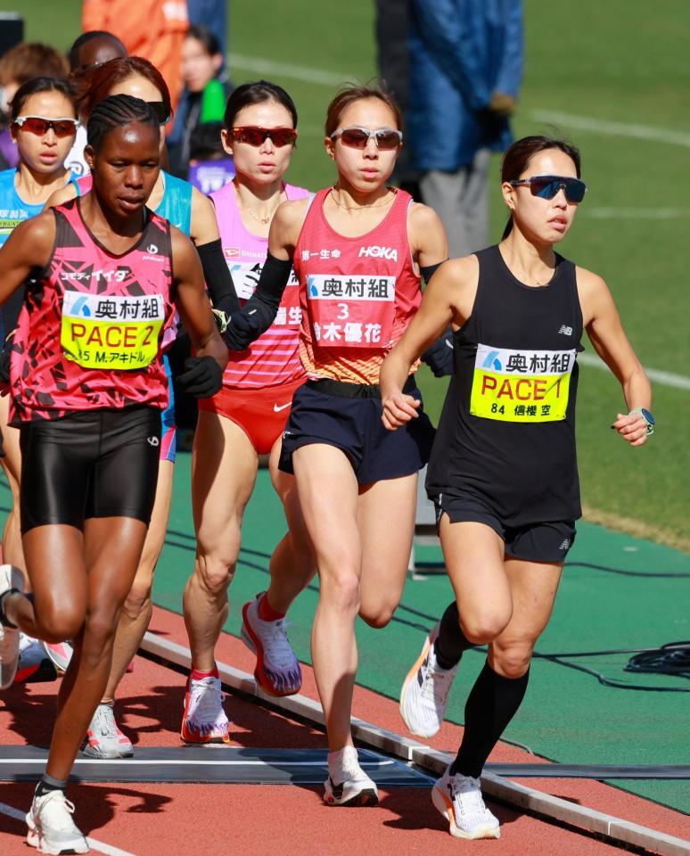 ペースメーカーの直後につける鈴木優花（右から２人目）と松田瑞生（同３人目）＝撮影・石湯恒介
