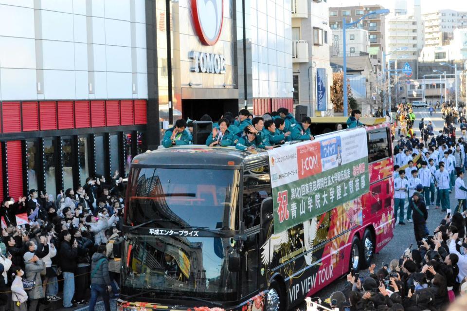 　箱根駅伝の優勝パレードを行った青学大