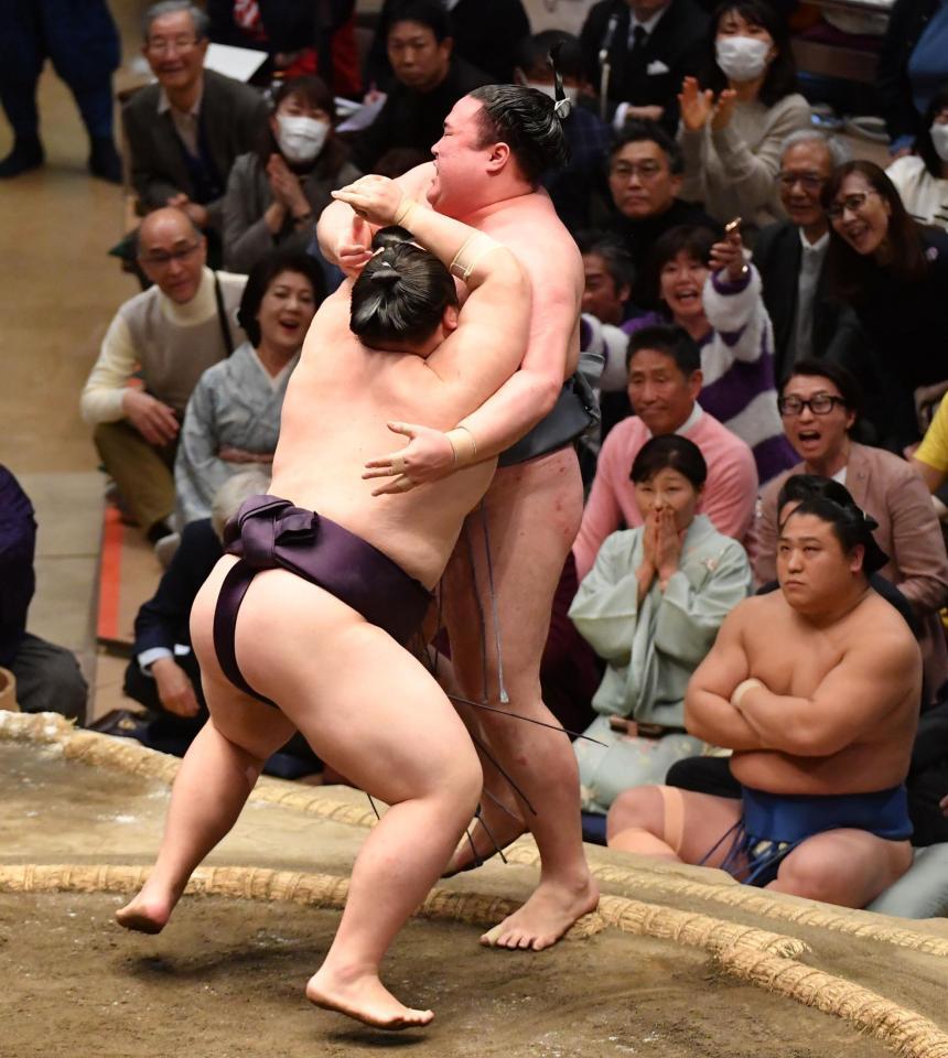 　王鵬（左）に押し出しで敗れた金峰山（撮影・開出牧）