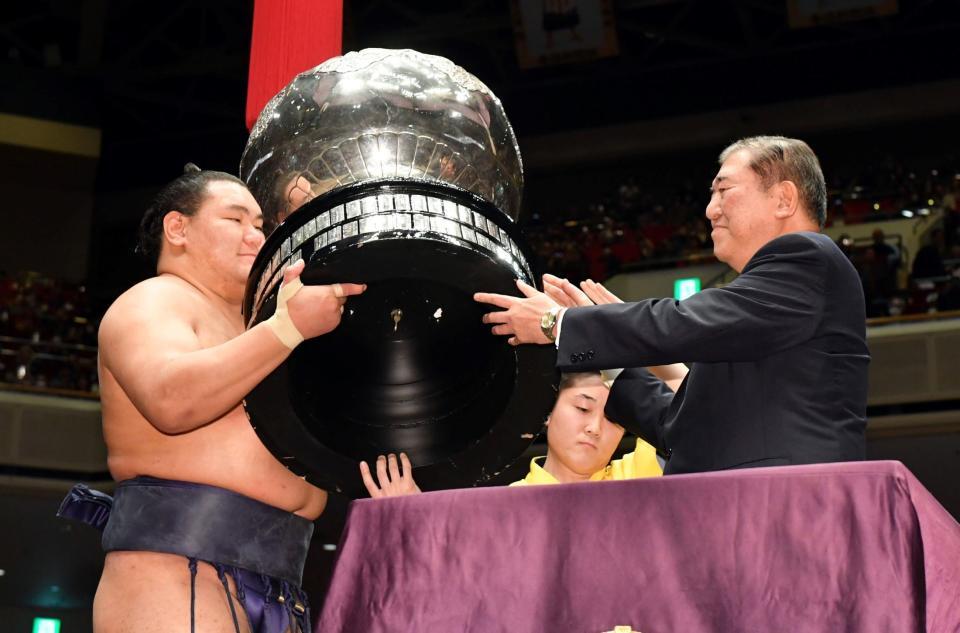 　石破茂首相（右）から総理大臣盃を授与される豊昇龍（撮影・佐藤厚）