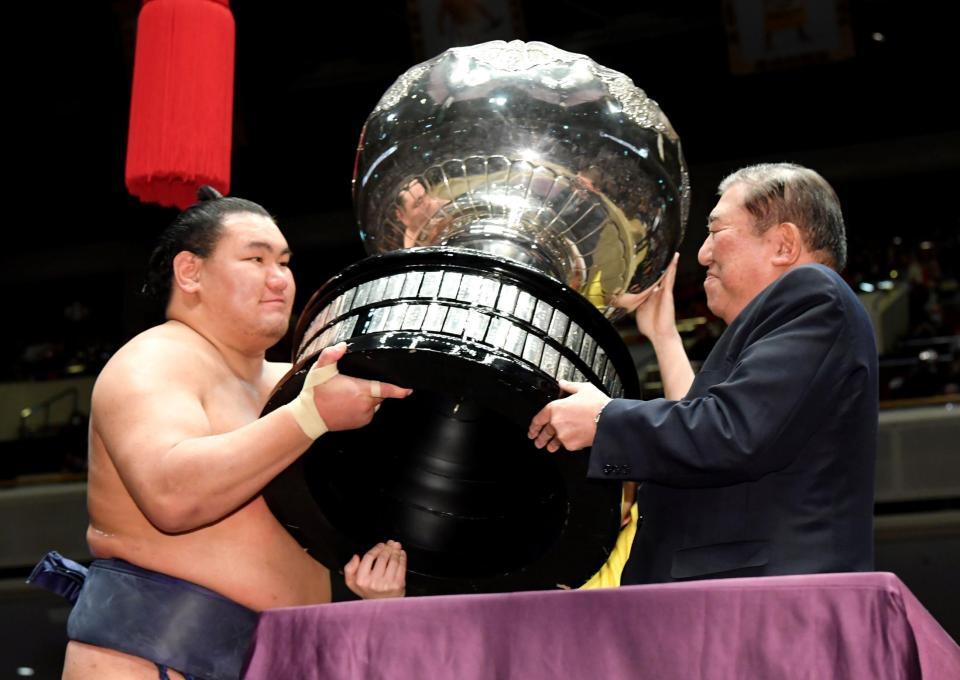 　石破茂首相（右）から総理大臣盃を授与される豊昇龍（撮影・佐藤厚）