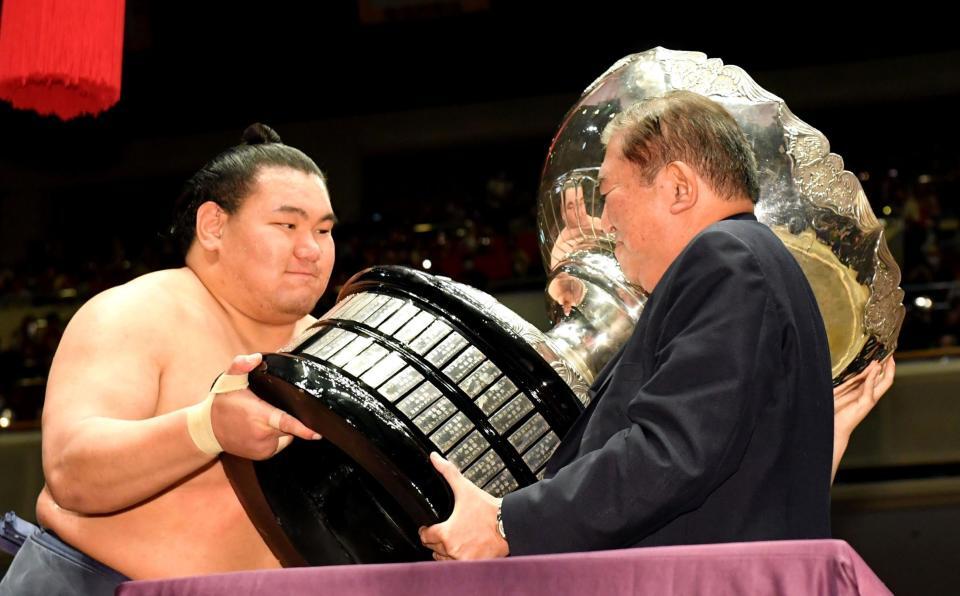 　石破茂首相（右）から総理大臣盃を授与される豊昇龍（撮影・佐藤厚）
