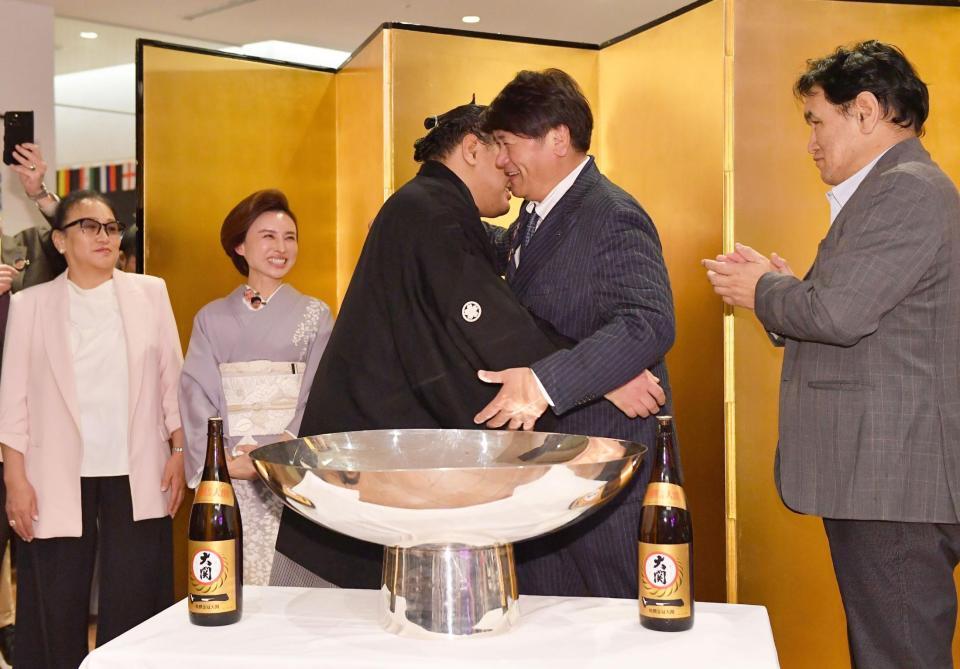 　祝勝会で豊昇龍（中央左）と抱き合い祝福する立浪親方。左から母・ナルマンダフさん、おかみさん、右端は父・スガラグチャーさん（撮影・開出牧）