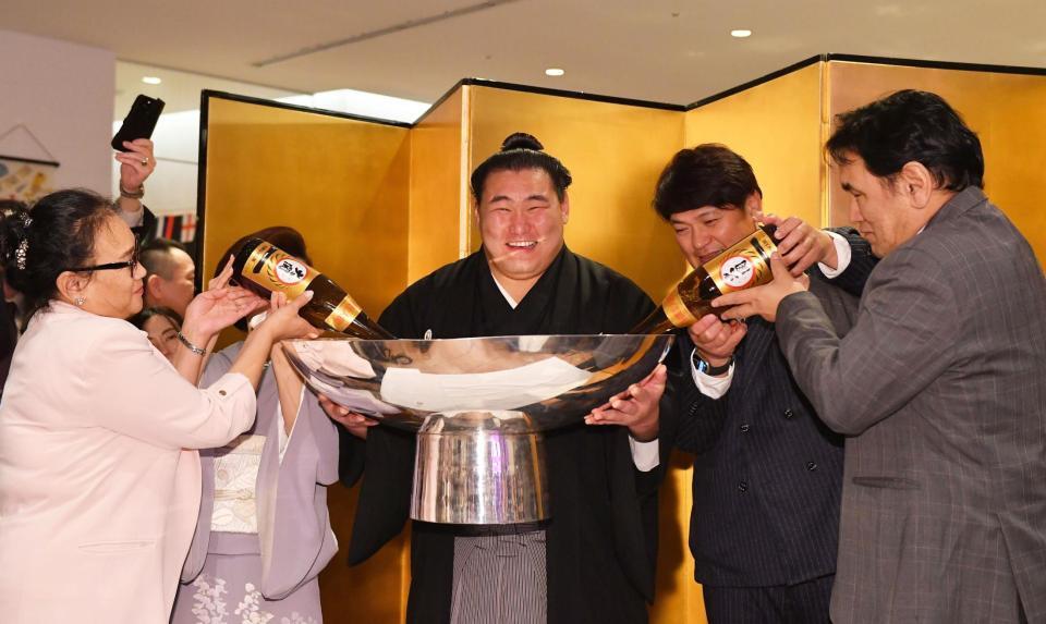 　祝勝会で大杯を手に会心の笑みを浮かべる豊昇龍（中央）。左から母・ナルマンダフさん、おかみさん、立浪親方、父・スガラグチャーさん（撮影・開出牧）