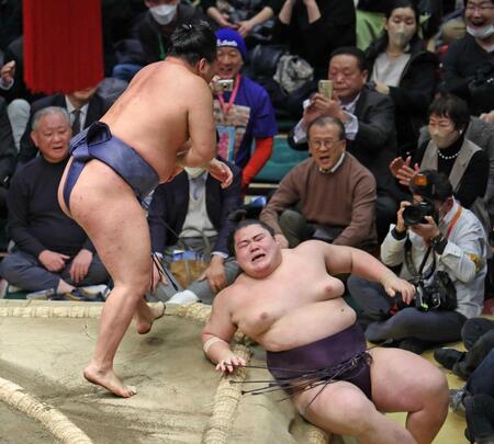 　優勝決定ともえ戦で、豊昇龍に寄り倒しで敗れる王鵬（右）