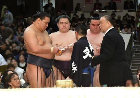 　ともえ戦の順番を決める（左から）豊昇龍、王鵬、金峰山。左下は興味深げに見つめる武田鉄矢（撮影・佐藤厚）