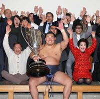 　大相撲初場所で優勝を果たし、賜杯を手に万歳する豊昇龍（代表撮影）