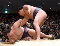 　ともえ戦で王鵬（左）を寄り倒しで下し優勝を決めた豊昇龍（撮影・佐藤厚）