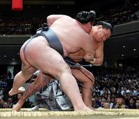 　ともえ戦で金峰山（左）を寄り切りで下した豊昇龍（撮影・佐藤厚）