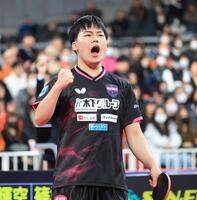 　ポイントを奪いガッツポーズの松島輝空（撮影・金田祐二）